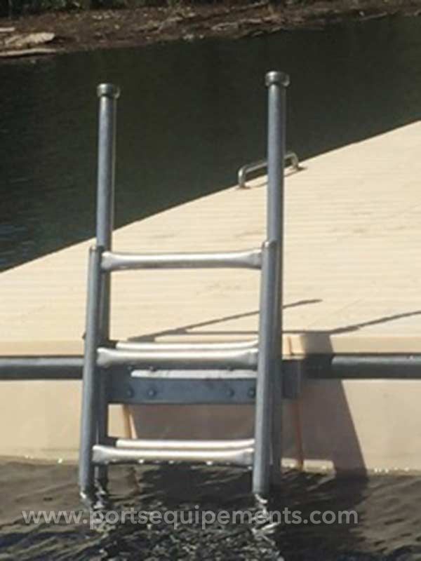échelle installé sur la structure sur l'eau