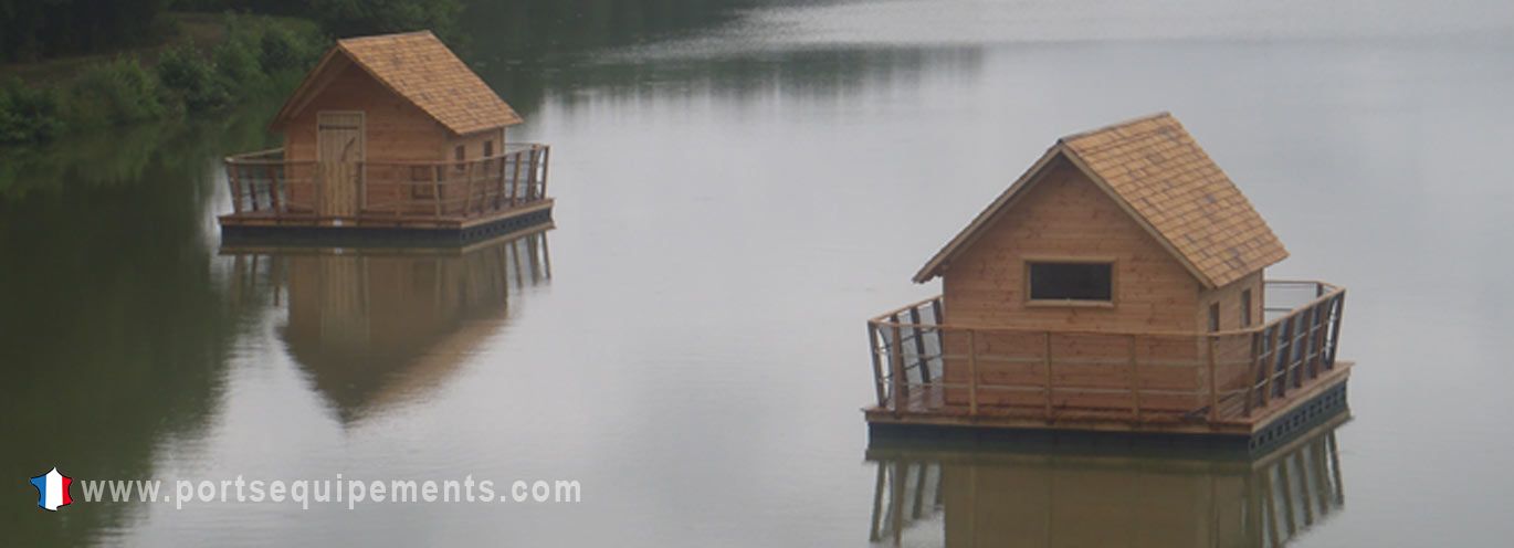 2 cabanes flottantes au milieu d'un lac