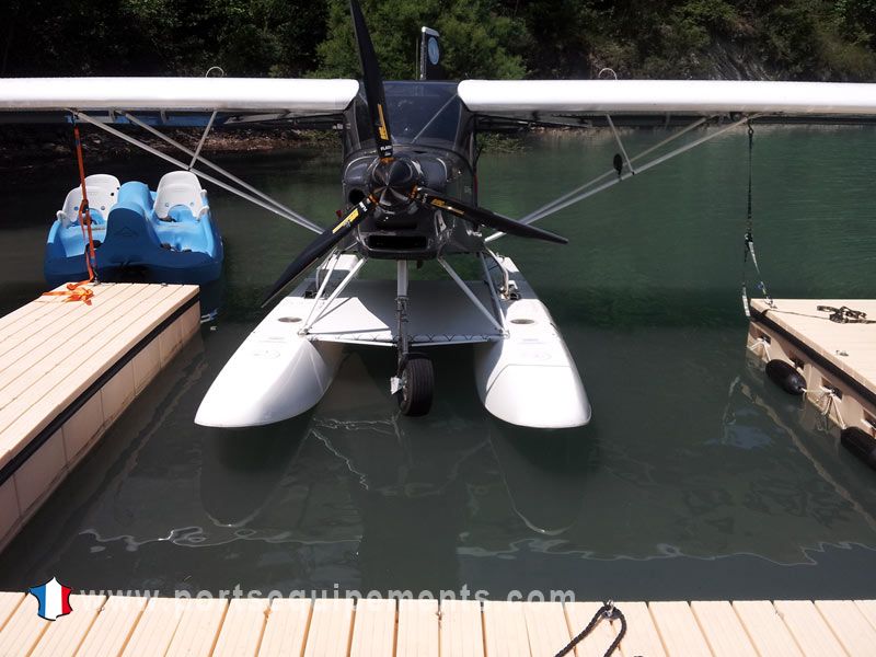 ponton sur l'eau pour les hydravions