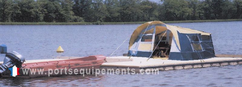 ponton sur eau avec une tente